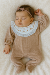 Grenouillère avec col froufrou et fleury dessus 1 pcs