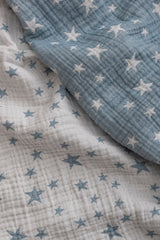 Couverture réversible en mousseline jacquard 4 épaisseurs – Motif étoiles bleu (110 x 110 cm) 0m+