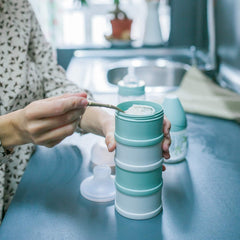 Suavinex - Boîte Doseuse de Lait en Poudre, 4 compartiments et bec verseur - Mint