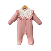 Grenouillère legère avec nœud sur col et froufrou coton