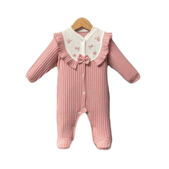 Grenouillère legère avec nœud sur col et froufrou coton