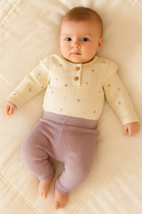 Tenue unie beige micro fleurs avec pantalon mauve coton