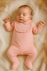 Grenouillère full pink avec bavoir intégré froufrouté coton