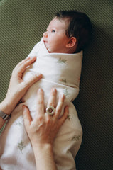 Drap - Swaddle en mousseline roses pattern 120 x 120 cm + 4 petites serviettes buccales 0m+